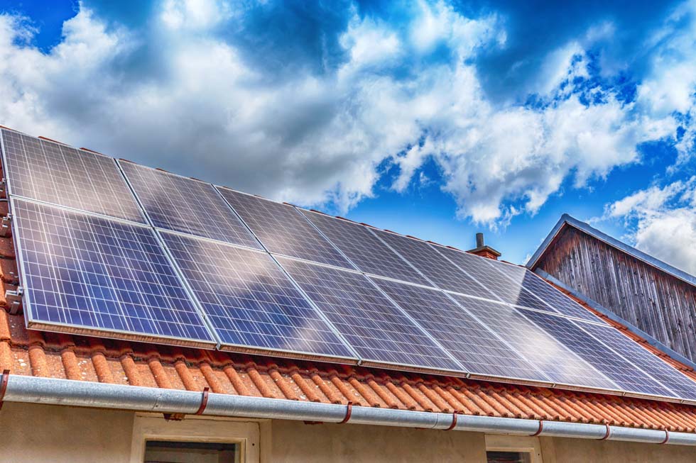 Panneau solaire sur un toit rouge