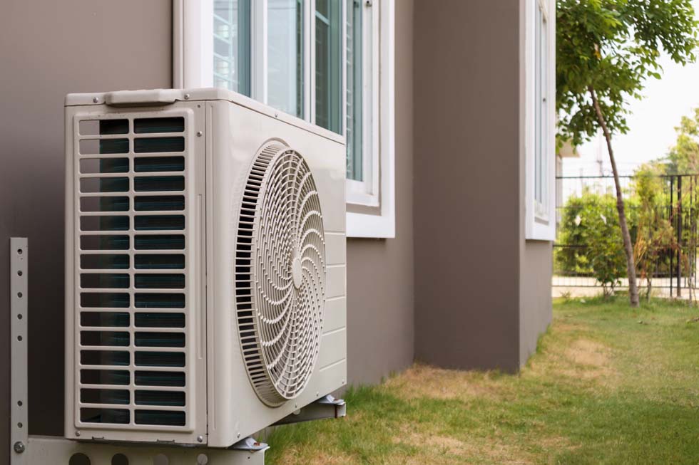 Unité extérieure de compresseur de climatiseur installée à l'extérieur de la maison