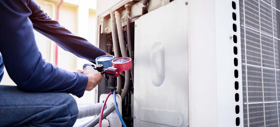 Le technicien vérifie le climatiseur et mesure l'équipement