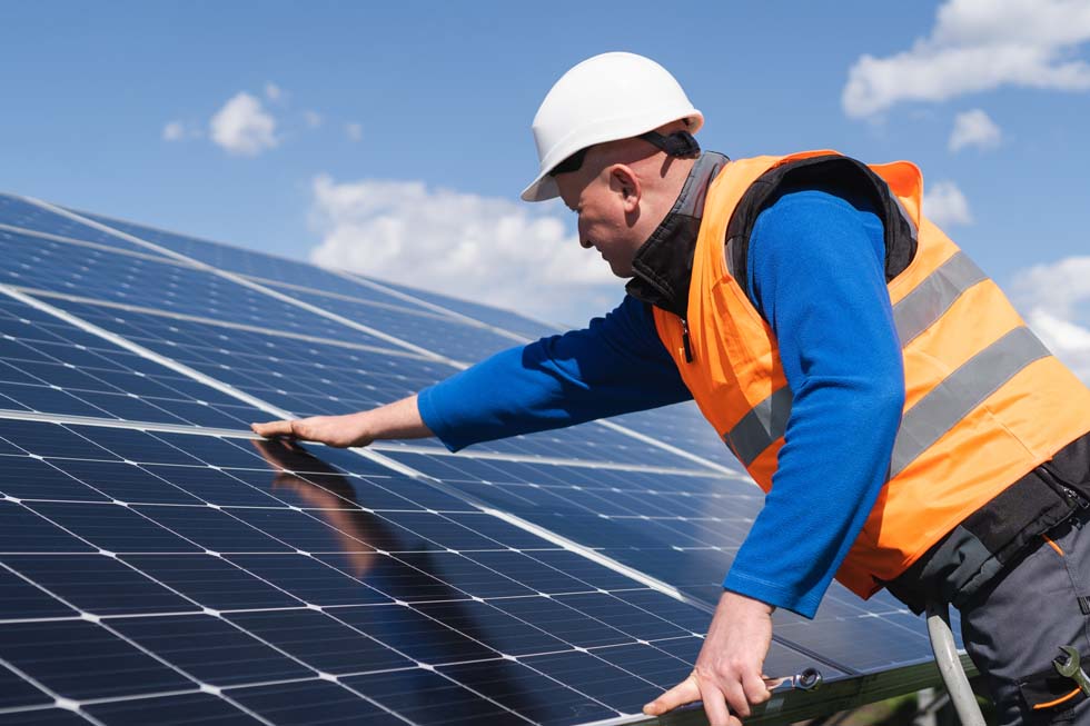 L'ingénieur d'une centrale solaire effectue une inspection visuelle des panneaux solaires