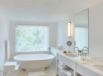 Travaux de plomberie dans une salle de bain refaite à neuve blanche