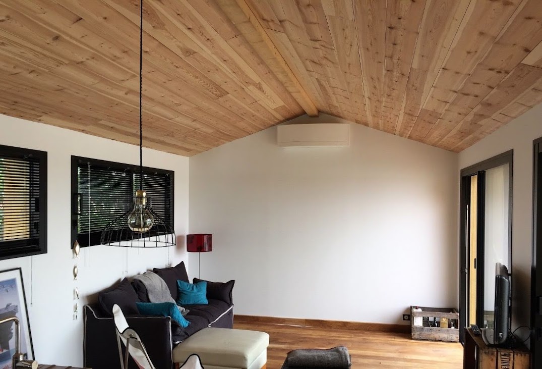 Pompe chaleur air-air dans un salon avec un toit en bois
