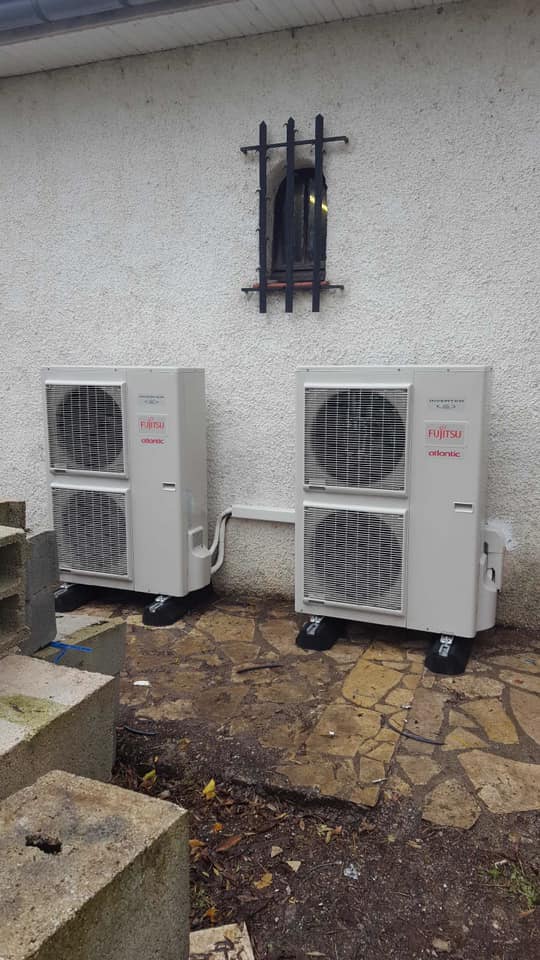 Installation d'une pompe à chaleur air-eau vue des blocs extérieurs