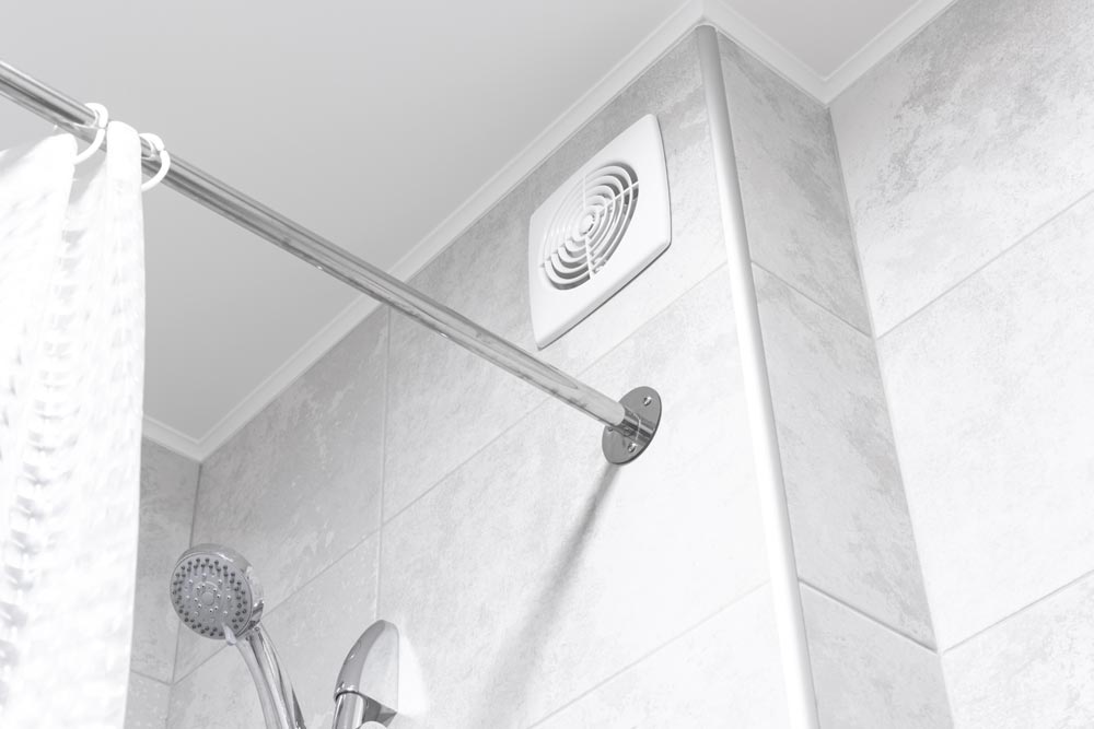 Ventilateur de salle de bain dans un appartement de design d'intérieur moderne