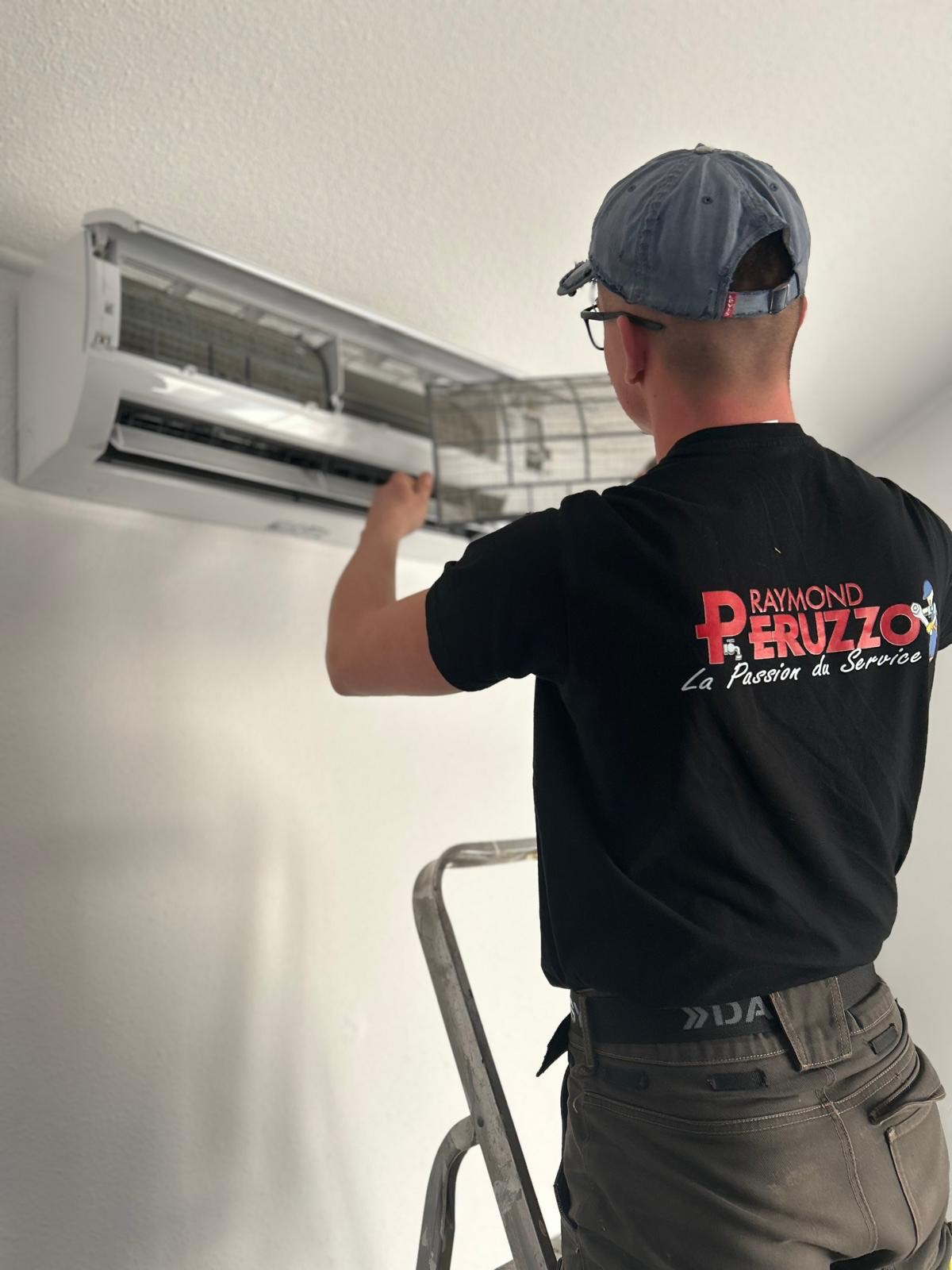 Ouvrier de Peruzzo Service en train d'installer une pompe à chaleur