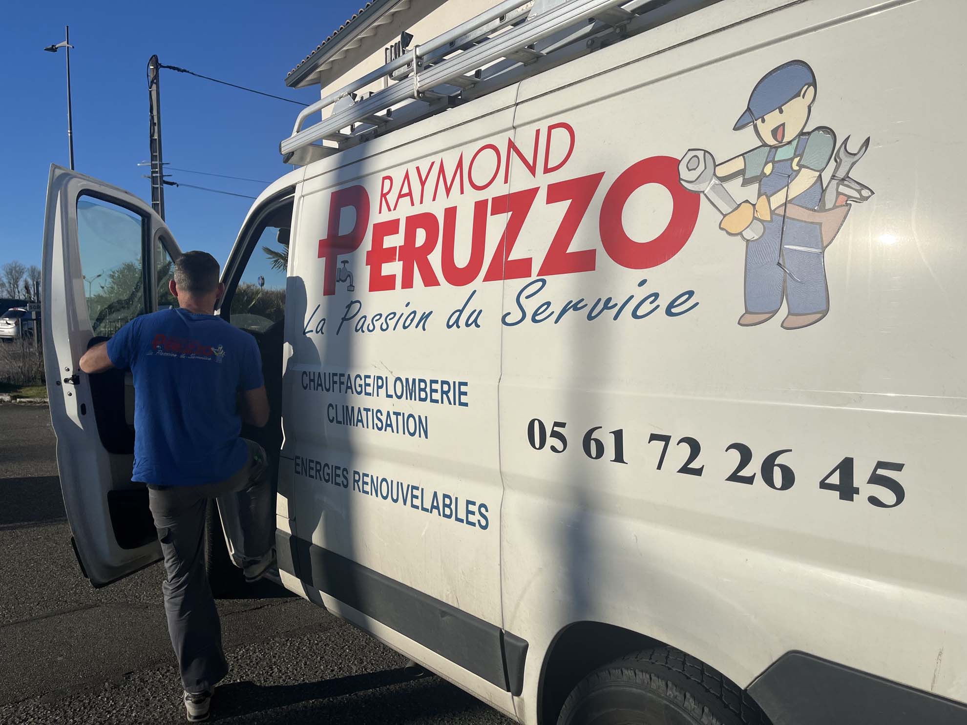 Christophe Peruzzo en train de monter dans son camion d'intervention