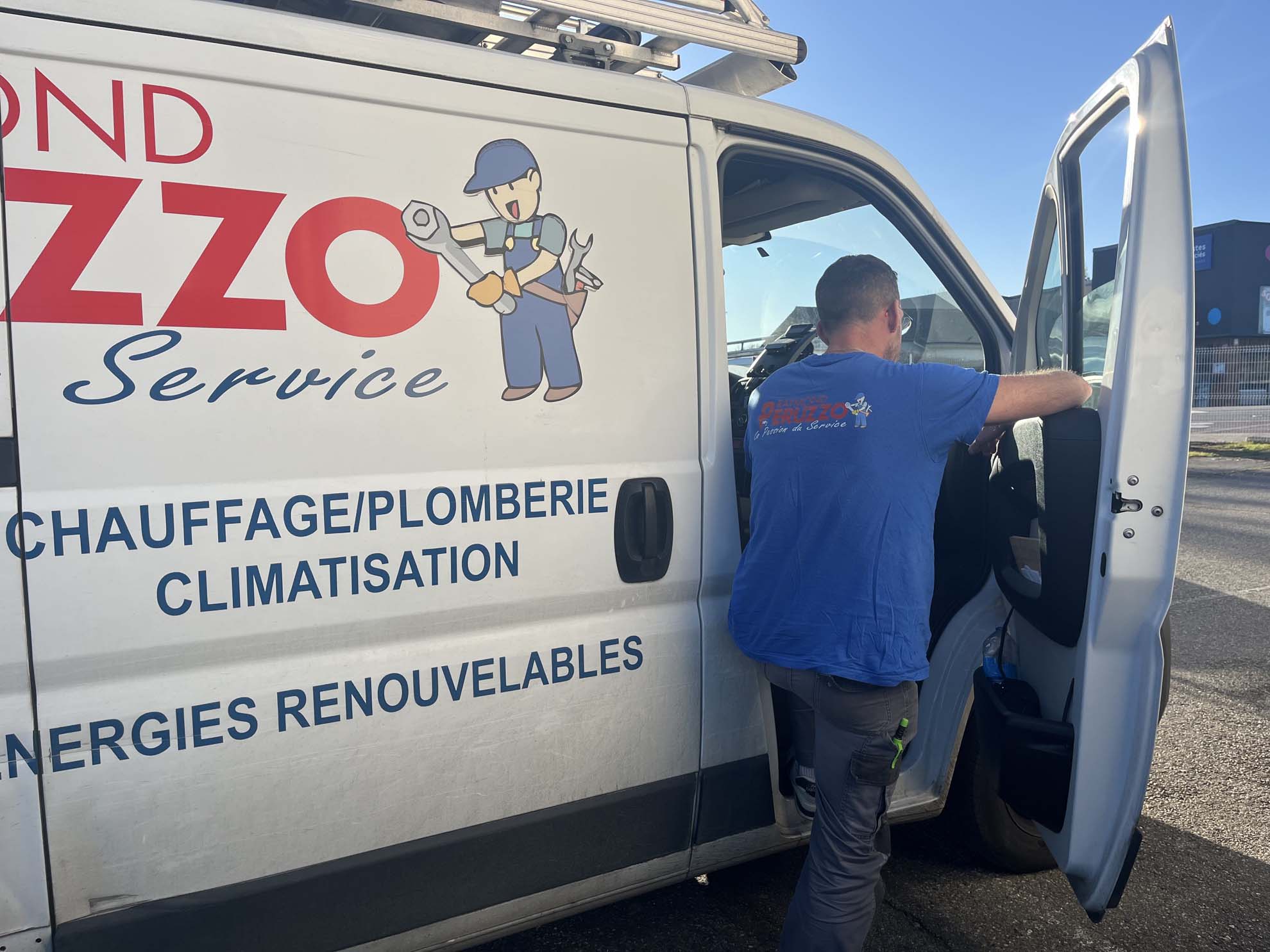 Ouvrier de Peruzzo service en train de monter dans son camion