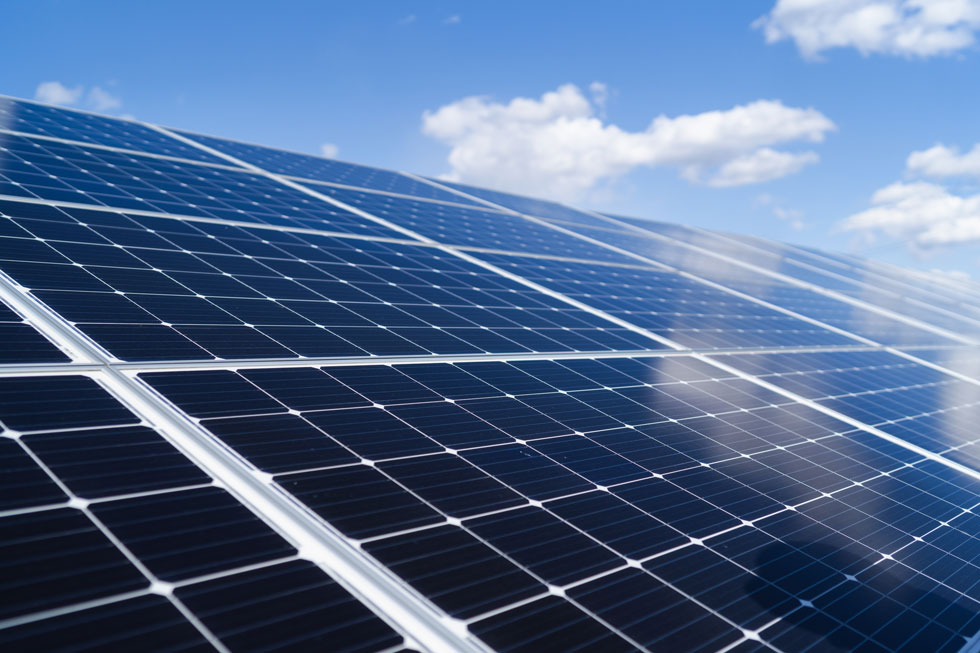 Panneaux photovoltaïques avec ciel bleue derriére