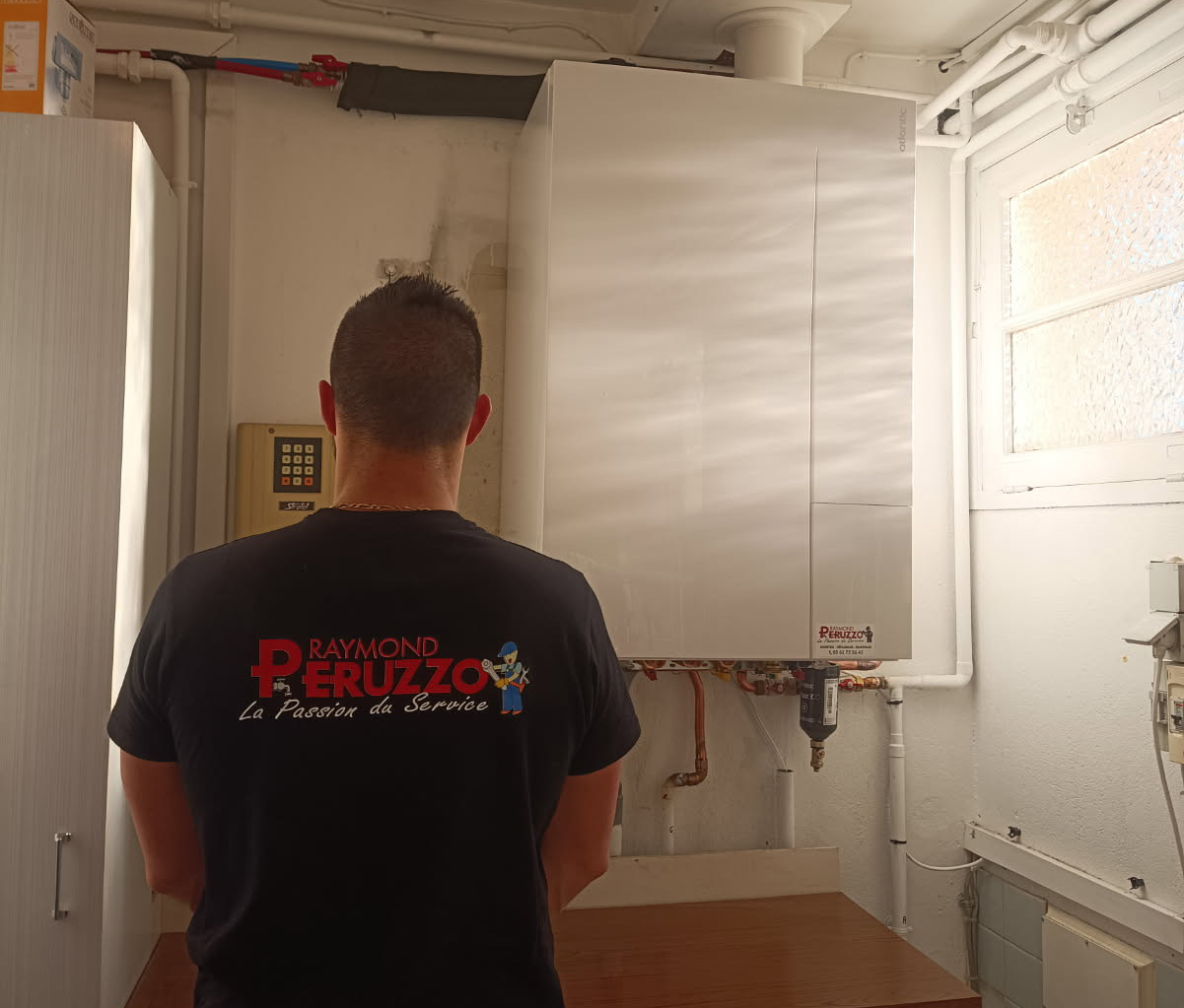 Personnel de Peruzzo service en train d'installer une chaudiére
